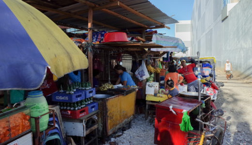 ある意味フィリピンの日常風景 – セブ マクタン島 バサックマーケット